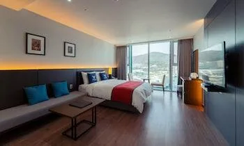 غرفة سوبيريور بسرير مزدوج بإطلالة جزئية على البحر، Yeosu Venezia Hotel & Suites 1/1