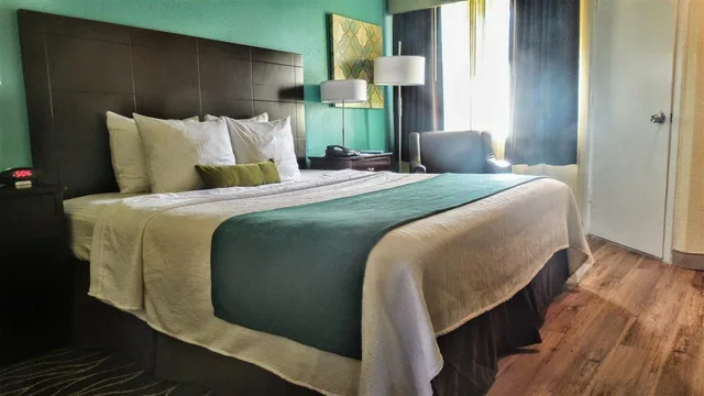 جناح بسرير كينج مع أريكة، Best Western Plus Deerfield Beach Hotel & Suites 2/3