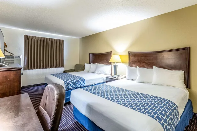 غرفة بسريرين كوين، Econo Lodge Inn & Suites Auburn, MI 1/6