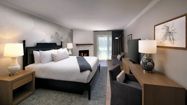 غرفة ديلوكس بسرير كينج بشرفة بإطلالة جزئية على البحر، Fireside Inn On Moonstone Beach 2/3