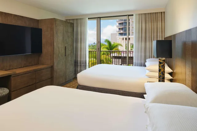 2 Bedrooms, Suite, 1 King and 2 Queen Beds, Pool View, 2 Bathrooms، Embassy Suites By Hilton Waikiki Beach Walk 1/1