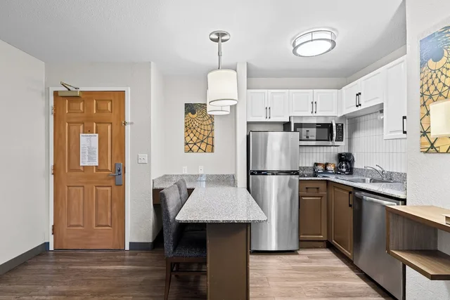 جناح بسرير كينج وسريرين كوين بغرفتي نوم مع أريكة بمطبخ، Staybridge Suites Hotel Calgary Airport 9/10