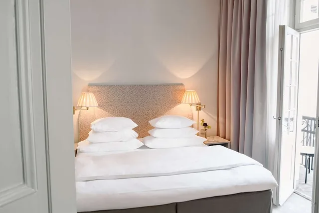 جناح عائلي، Diplomat Hotel 1/2