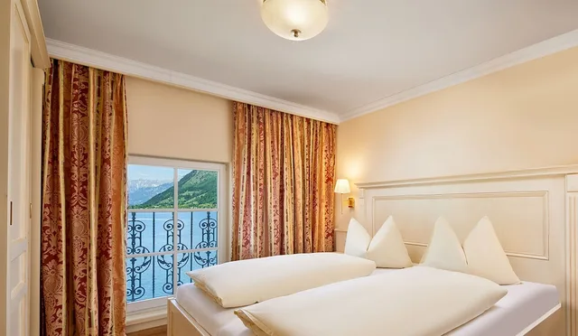 غرفة عائلية بسرير كوين وسرير بطابقين بإطلالة على البحيرة بشرفة، Grand Hotel Zell Am See 1/3