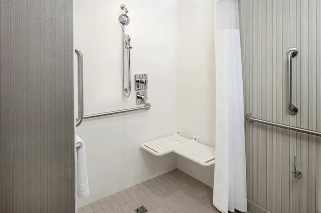 غرفة بسرير كينج، Courtyard By Marriott Dallas Downtown Reunion District 3/3