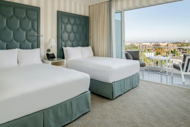 غرفة ديلوكس بسريرين مزدوجين، The Beverly Hilton 1/2