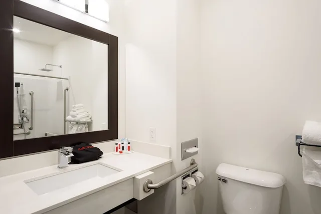 جناح بسرير كينج بجاكوزي، Ramada Revelstoke 6/8