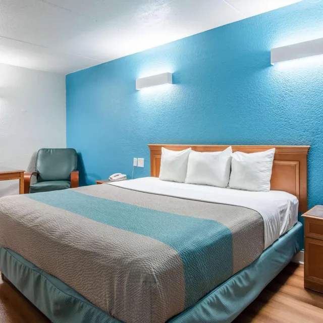 1 King Bed - Mobility Acc Tub Smk Micfridge, Motel6 North Little Rock, AR - McCain 2/8