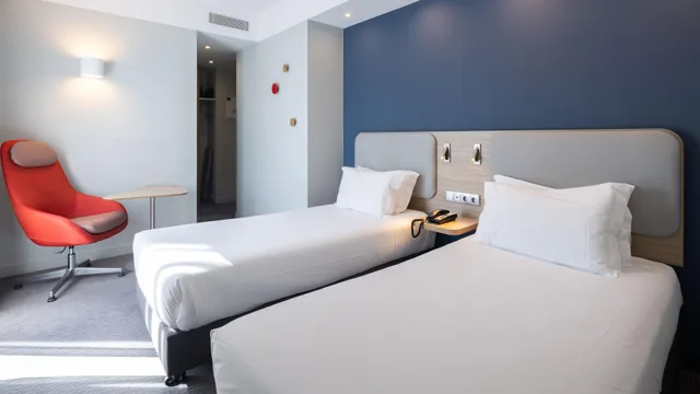 غرفة بسريرين منفصلين بشرفة، Holiday Inn Express Porto City Centre 3/3