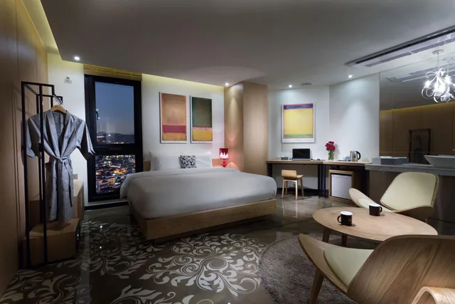 جناح ديلوكس بسرير كوين، Hotel Sienna 1/2