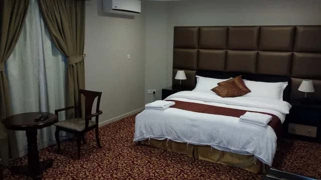 شقة بسرير كينج وسريرين منفصلين بغرفتي نوم، اشبونة للأجنحة الفندقية(Ashbona Suites) 1/1