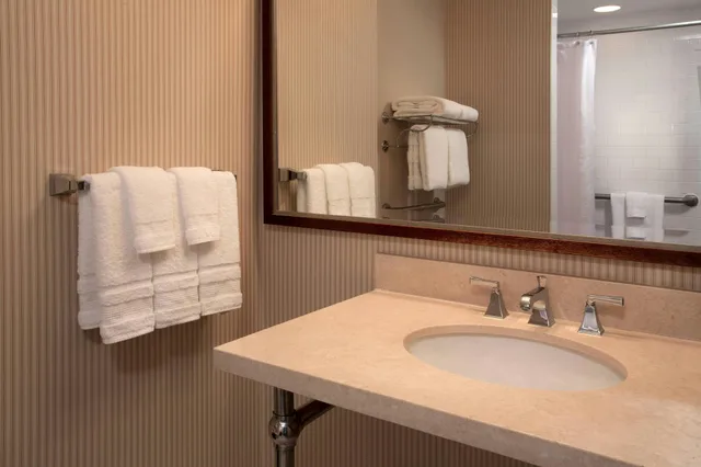 غرفة بسرير كينج، Sheraton Louisville Riverside Hotel 4/5