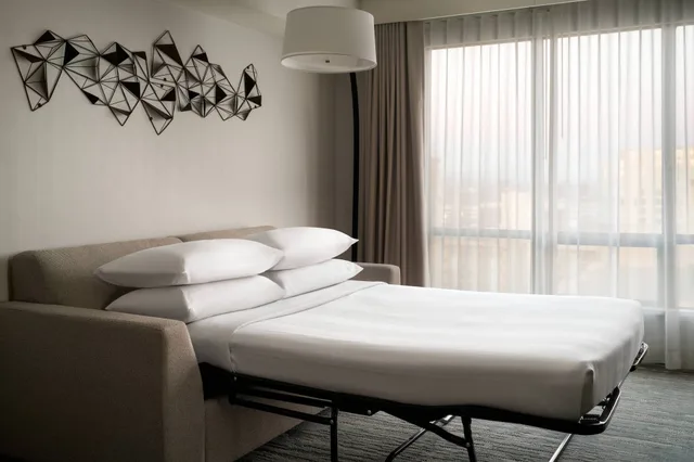 جناح تنفيذي ركني بسرير كينج بإطلالة على المدينة مع أريكة، Vancouver Airport Marriott Hotel 7/10