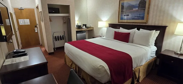Standard, King Bed, Balcony, SureStay by Best Western Richmond Vancouver Airport 1/2