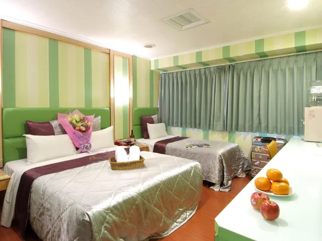 غرفة ثلاثية، Left Bank Hotel 2/2