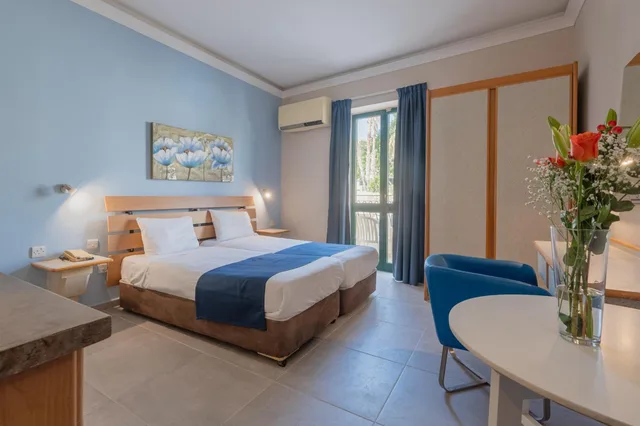 غرفة بسريرين منفصلين بإطلالة على المسبح، Xemxija Bay Hotel (ex Porto Azzurro) 2/4