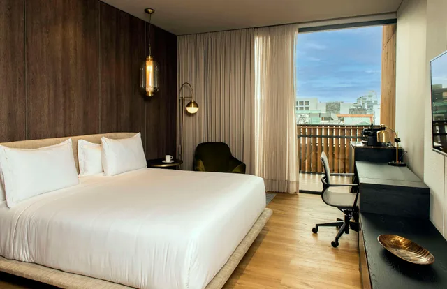 King Room With Balcony And Roll-in Shower-Mobility Accessible، Salvio Parque 93 Bogota, Curio Collection by Hilton 1/10