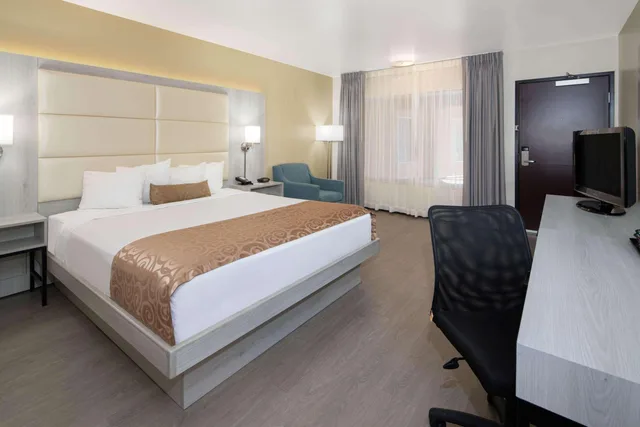 غرفة بسرير مزدوج، Ramada by Wyndham Burbank Airport 2/2