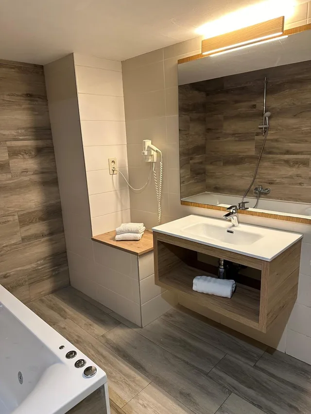 جناح بريستيج بجاكوزي، Utopia Hotel 4/7