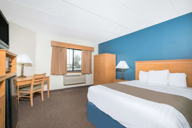 غرفة بسرير كينج لذوي الإعاقة، Days Inn & Suites by Wyndham Baxter Brainerd Area 1/3