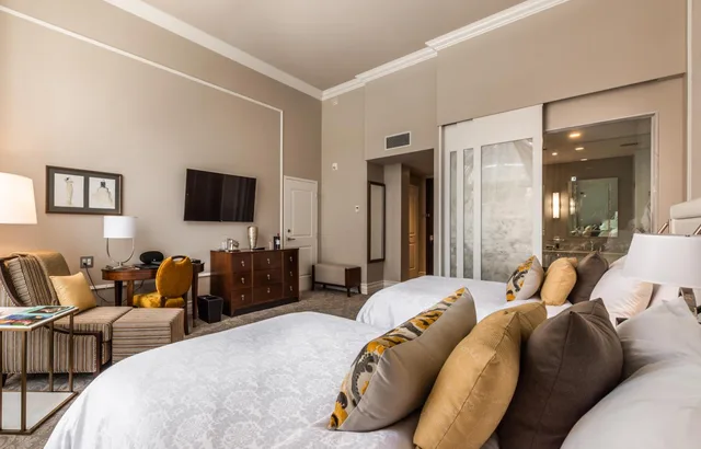 Classic, King Bed, 2 Queen Beds, Hotel Birks Montreal 4/10