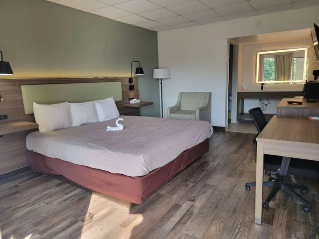 غرفة بسرير كينج لذوي الإعاقة، Quality Inn Perry 1/4