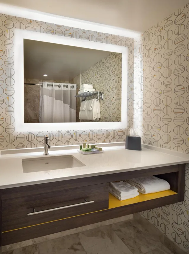 غرفة قياسية بسرير كينج وسريرين كوين، Holiday Inn Montreal Longueuil 4/5