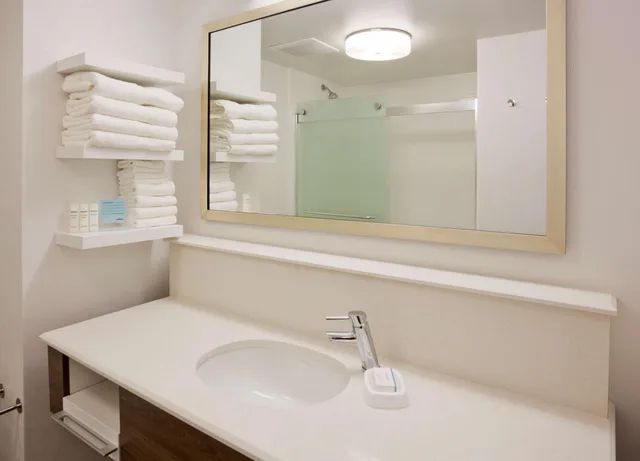 Room, King Bed, 2 Queen Beds, Accessible, Hampton Inn Bloomington West 2/5