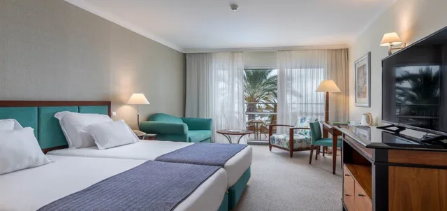 غرفة بسرير مزدوج أو سريرين منفصلين بإطلالة جزئية على البحر، Pestana Grand Premium Ocean Resort 1/10