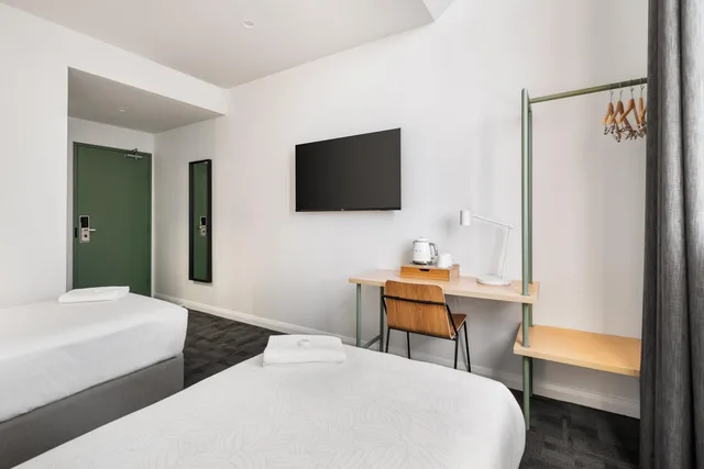 Twin Ensuite, YHA Sydney Central 2/5