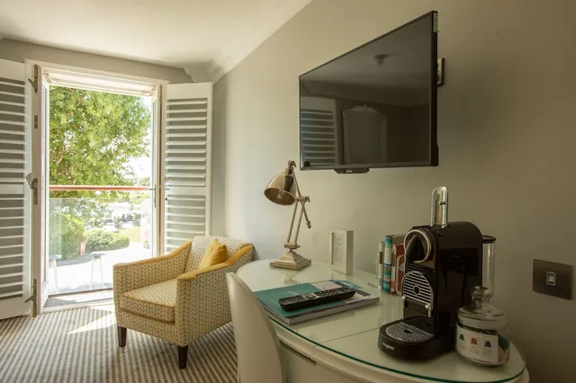 Room, King Bed, Partial View, The Christchurch Harbour 10/10