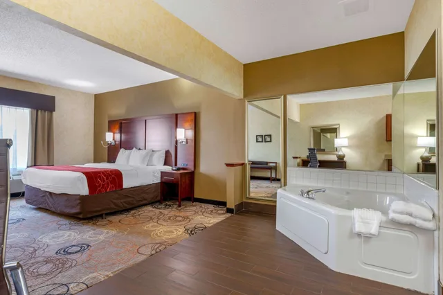 جناح بسرير كينج بحوض جاكوزي، Holiday Inn Express & Suites Southfield - Detroit 8/8