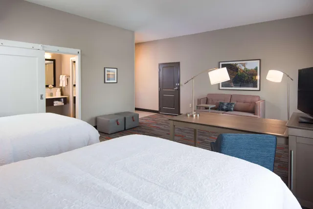 استوديو بسريرين كوين مع أريكة لذوي الإعاقة، Hampton Inn Suites Wisconsin Dells Lake Delton 1/3