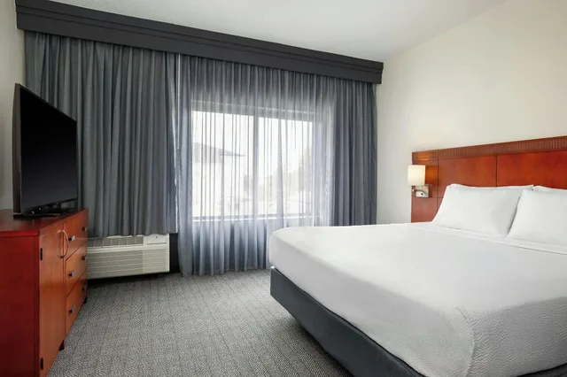 غرفة بسرير كينج لذوي الإعاقة، Courtyard Minneapolis-St. Paul Airport 1/2