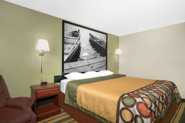 غرفة قياسية بسرير كينج، Super 8 by Wyndham Winona MN 9/10