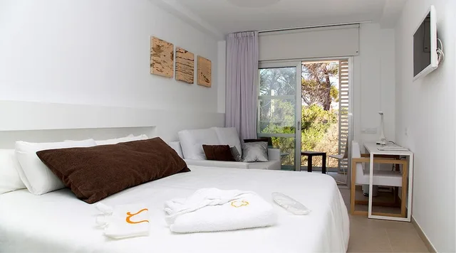 غرفة قياسية بسريرين منفصلين بشرفة، HOTEL CALA SAONA & SPA 1/8