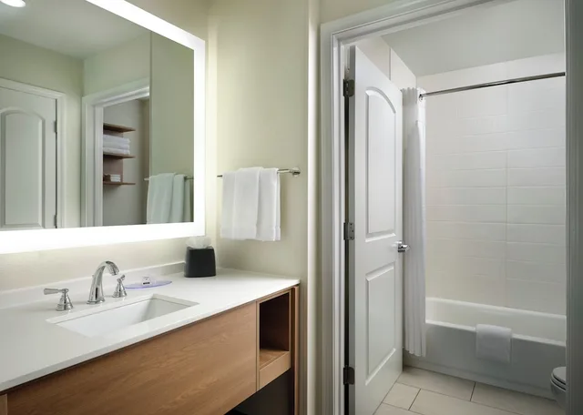 جناح بسريرين كوين بغرفة نوم واحدة بمطبخ لذوي الإعاقة، Staybridge Suites Flowood 6/6