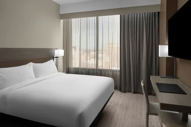 جناح بسرير كينج بإطلالة على المدينة مع أريكة، AC Hotel by Marriott San Antonio Riverwalk 3/4