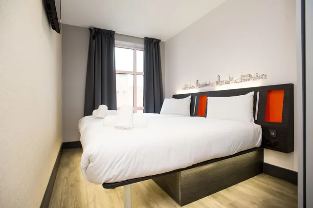 غرفة قياسية بسرير مزدوج، easyHotel Sheffield City Centre 2/8