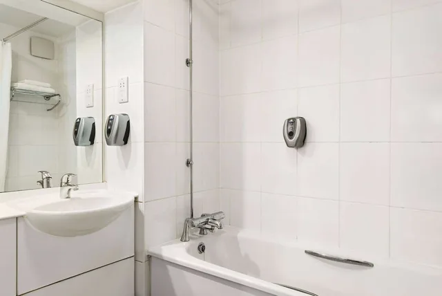 غرفة بسرير مزدوج وسريرين منفصلين بإطلالة على البحيرة، Days Inn by Wyndham Kendal Killington Lake 4/6