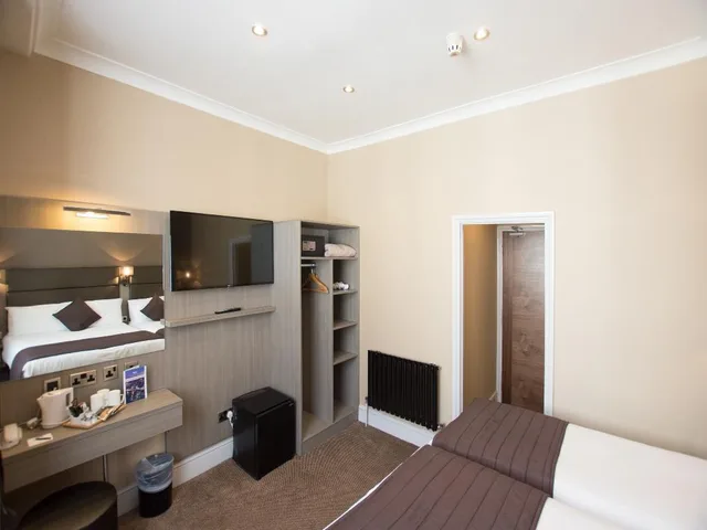 غرفة قياسية ثلاثية بسرير مزدوج وسرير فردي، Brunel Hotel 3/3