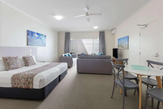 غرفة بسرير كينج مع أريكة، Ramada Resort by Wyndham Shoal Bay 1/1