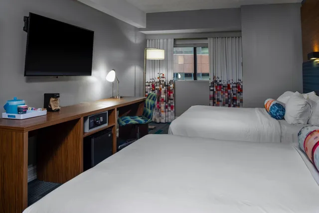 Guest Room, Traditional, 2 Queen Beds, Aloft Nashville West End 2/6