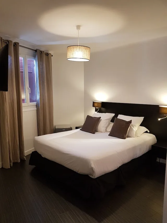 Superior, Double Bed, Hotel Au Bon Coin 2/5