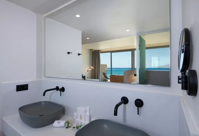 Sky, Swim Up, Junior Suite, 1 King and 1 Single Beds, Sea View، Ventale Island Breeze Resort 5/5