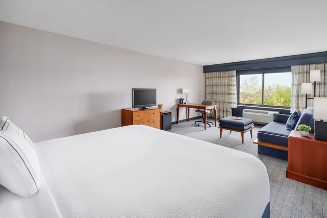 غرفة بسرير كينج لذوي الإعاقة، Courtyard Sacramento Folsom 1/10