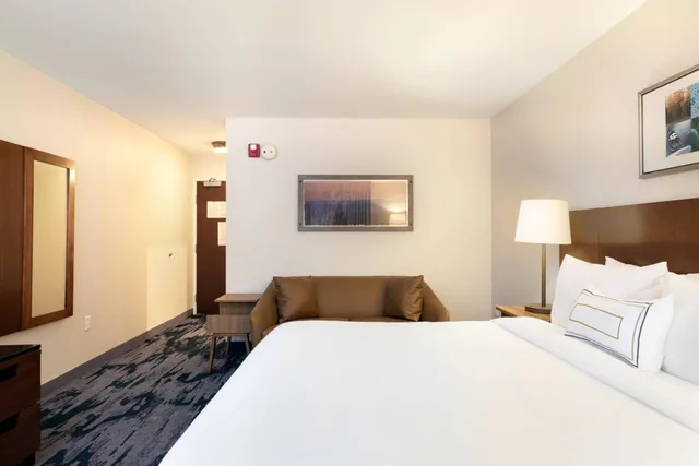 غرفة كبيرة بسرير كينج، Fairfield Inn & Suites Savannah Airport 1/5