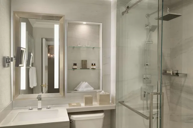1 Bedroom, Fairmont Gold, Suite, King Bed, City View، Fairmont Empress Hotel 5/7