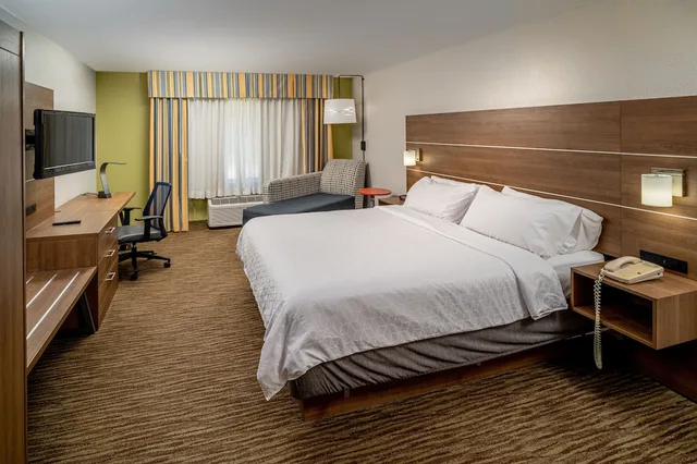 جناح بسرير كينج مع أريكة، Holiday Inn Express Hotel & Suites Pikeville 2/4