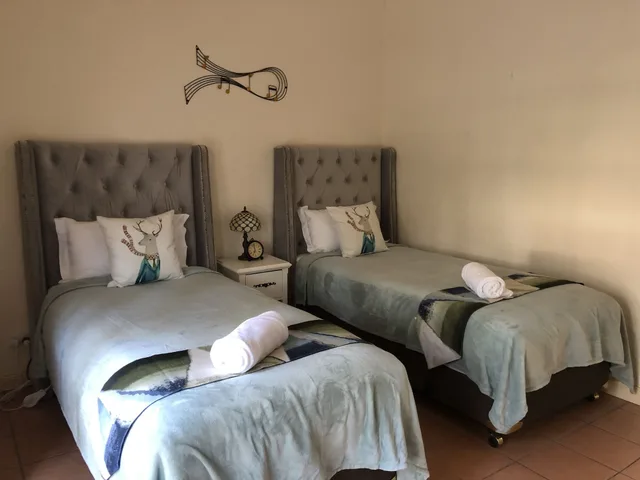 غرفة بسرير كوين وسريرين منفصلين بإطلالة على الحديقة بشرفة بغرفتي نوم، Villa Provence 8/10